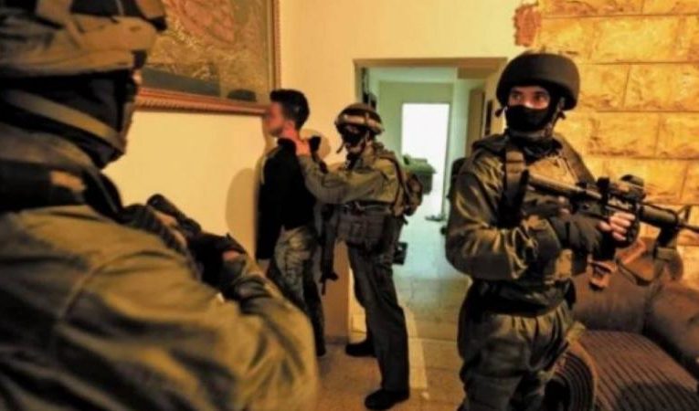 القدس: الاحتلال يعتقل شابا  وثلاث فتيات ويُجبر رجلا على هدم منزله