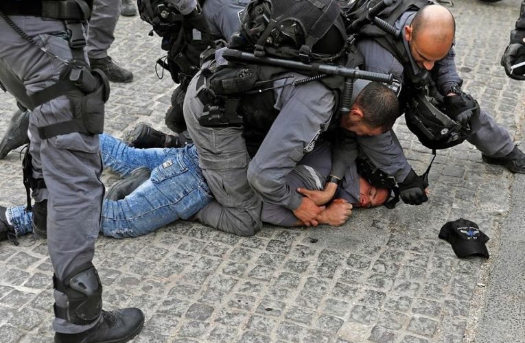 بينهم المحررة بيان: الاحتلال يعتقل عددا من المواطنين بالضفة والقدس
