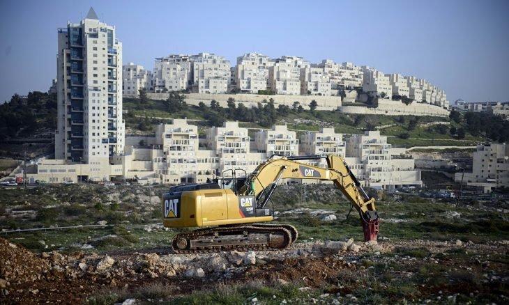 الاحتلال يشق شارعا يربط مستوطنات الضفة بالقدس