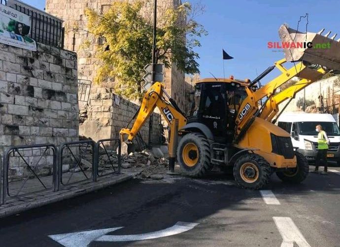 الاحتلال يهدم درجا يؤدي إلى باب الأسباط أحد أبواب المسجد الأقصى