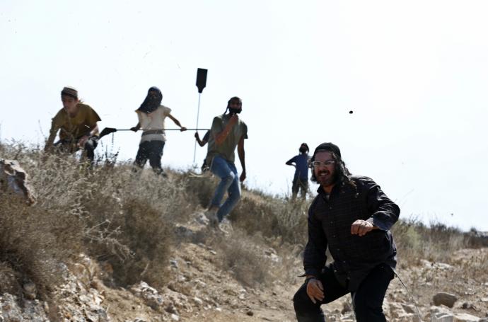 مستوطنون يهاجمون منازل المواطنين في حي الشيخ جراح بالقدس المحتلة